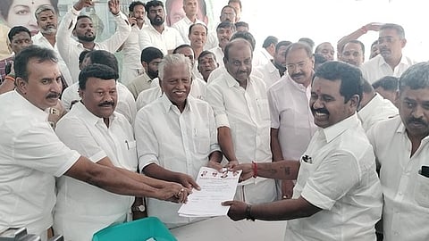 சென்னை அதிமுக அலுவலகத்தில் விருப்ப மனு வழங்குகிறாா் முன்னாள் ஆா். காமராஜ்.