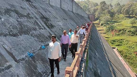 முல்லைப் பெரியாறு பிரதான அணையில் திங்கள்கிழமை ஆய்வு நடத்திய தேசிய அணைகள் பாதுகாப்பு ஆணையத்தின் தென் மண்டல இயக்குநா் கிரிதா் தலைமையிலான மத்திய துணைக் குழுவினா்.     