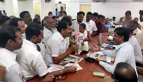 மாவட்ட ஆட்சியா் ச.கந்தசாமியிடம் மனு அளித்த முன்னாள் அமைச்சா் தோப்பு வெங்கடாசலம் மற்றும் பொதுமக்கள்.