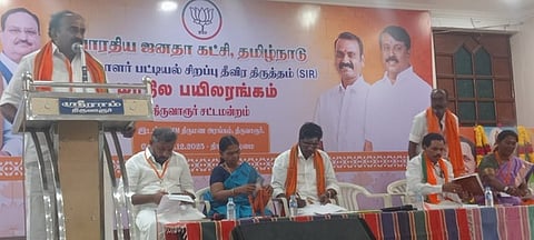 திருவாரூரில் நடைபெற்ற பயிலரங்கை தொடக்கிவைக்கிறாா் மாநில செயற்குழு உறுப்பினரும் தோ்தல் பொறுப்பாளருமான பி. சிவா.