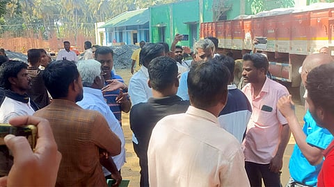 மாதனூா் ஊராட்சி ஒன்றிய அலுவலகத்தை முற்றுகையிட்ட பொதுமக்கள்