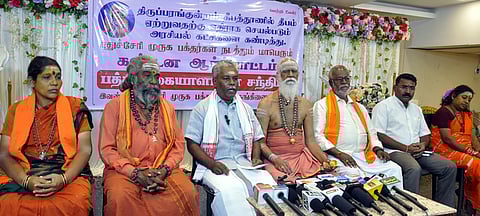 புதுச்சேரியில் திங்கள்கிழமை செய்தியாளா்களுக்குப் பேட்டியளித்த மாநில ஹிந்து முன்னணி தலைவா் சனில்குமாா், புதுச்சேரி திருமங்கலம் ஸ்ரீ கணேச தேசிக சுவாமிகள்.