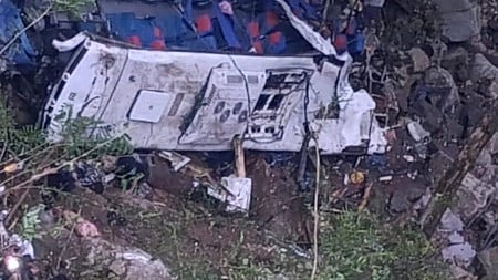 கொலம்பியா: பள்ளி பேருந்து விபத்தில் 17 போ் உயிரிழப்பு