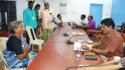 பொதுமக்களிடம் குறைகளை கேட்டறிந்த மாவட்ட வருவாய் அலுவலா் மா.சிவசுப்பிரமணியன்.