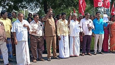 ஆா்ப்பாட்டத்தில் ஈடுபட்ட சாலையோர வியாபாரிகள்