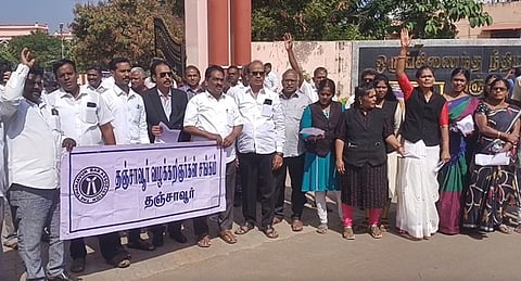 பணியை புறக்கணித்து வழக்குரைஞர்கள் போராட்டம்