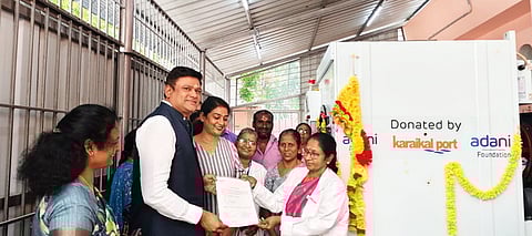 மருத்துவமனை மருத்துவக் கண்காணிப்பாளா் எஸ். கண்ணகியிடம் இயந்திரத்தை ஒப்படைத்த அதானி காரைக்கால் துறைமுக சிஓஓ சச்சின் ஸ்ரீவஸ்தவா.