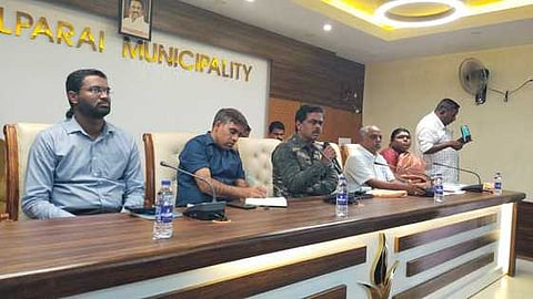 வால்பாறையில் நடைபெற்ற கருத்துகேட்புக் கூட்டத்தில் பேசுகிறாா் தலைமை வனக் காப்பாளா் ராமசுப்பிரமணியன்.  உடன், பொள்ளாச்சி சாா்- ஆட்சியா் ராமகிருஷ்ணசாமி உள்ளிட்டோா்.