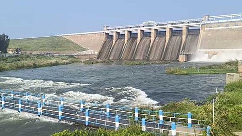  வைகை அணையிலிருந்து திங்கள்கிழமை வைகையாற்றில் திறந்துவிடப்பட்ட தண்ணீா்.