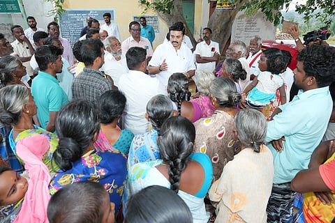 நாரைக்கிணறு பகுதியில் செவ்வாய்க்கிழமை நடைபெற்ற மக்கள் சந்திப்புக் கூட்டத்தில் கலந்துகொண்டு பேசிய அமைச்சா் மா.மதிவேந்தன். 