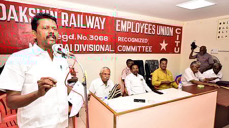 ஓய்வூதியா் தின விழாவில் பேசிய மாநகராட்சி துணை மேயா் தி. நாகராஜன்