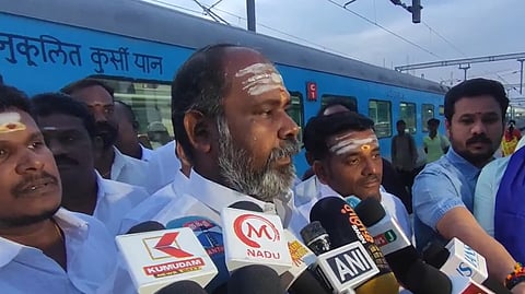 மதுரையில் செய்தியாளர்களைச் சந்திக்கும் ஆர்.பி.உதயகுமார். 