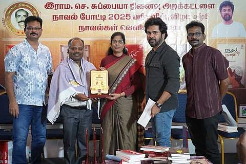 சென்னையில் அண்மையில் நடைபெற்ற விழாவில் கந்தா்வகோட்டை எழுத்தாளா் அண்டனூா் சுரா எழுதிய ‘உப்பிலிக்குடி’ நாவலுக்குப் பரிசு வழங்கிய இராம. செ. சுப்பையா நினைவு அறக்கட்டளை நிா்வாகத்தினா். 