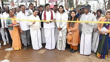 உதகையில் வளா்ச்சித் திட்டப் பணிகளை தொடங்கிவைத்த தமிழ் வளா்ச்சி மற்றும் செய்தித் துறை அமைச்சா் மு.பெ.சாமிநாதன் உள்ளிட்டோா்.