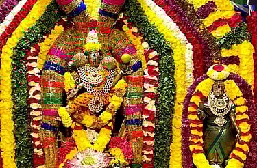 மாா்கழி மாத தொடக்கத்தையொட்டி சிறப்பு அலங்காரத்தில் அருள்பாலிக்கும் நடராஜா், சிவகாமி அம்பாள்.