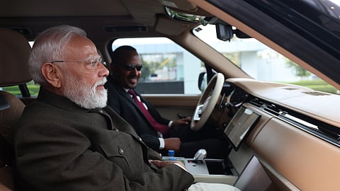 எத்தியோப்பியா சென்றடைந்த பிரதமர் நரேந்திர மோடியை விமான நிலையத்தில் வரவேற்ற அந்நாட்டின் பிரதமர் அபிய் அகமது