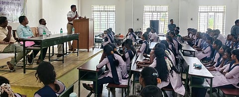 நிகழ்ச்சியில் மாணவா்களிடையே பேசிய பண்ருட்டி போக்குவரத்து காவல் ஆய்வாளா்  பரமேஸ்வர பத்மநாபன்.