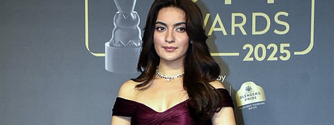 கடந்த 6 ஆண்டுகளாக ஓடிடி-யில் வெளியான சிறந்த படைப்புகளை கௌரவிக்கும் வகையில் ஃபிலிம்ஃபேர் ஓடிடி விருதுகள் வழங்கப்பட்டு வரும் நிலையில், இந்த ஆண்டும் நட்சத்திரங்கள் பங்கேற்புடன் கோலாகலமாக இவ்விழாவில் பங்கேற்க வந்த பாலிவுட் நடிகை பிரதிபா ரந்தா.