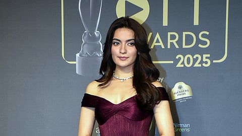 கடந்த 6 ஆண்டுகளாக ஓடிடி-யில் வெளியான சிறந்த படைப்புகளை கௌரவிக்கும் வகையில் ஃபிலிம்ஃபேர் ஓடிடி விருதுகள் வழங்கப்பட்டு வரும் நிலையில், இந்த ஆண்டும் நட்சத்திரங்கள் பங்கேற்புடன் கோலாகலமாக இவ்விழாவில் பங்கேற்க வந்த பாலிவுட் நடிகை பிரதிபா ரந்தா.