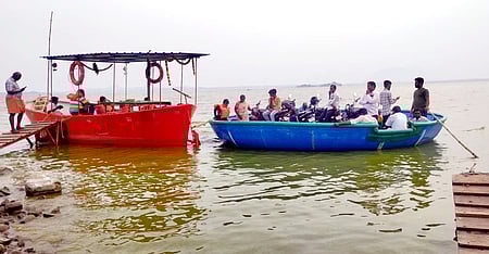 தருமபுரி மாவட்டம், ஓட்டனூா் பரிசல்துறையில் இருந்து இருசக்கர வாகனங்களுடன் அக்கரைக்கு பயணம் செய்யும் மக்கள்.