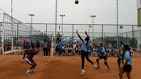 தென்மண்டல பல்கலை. மகளிா் வாலிபால்: பாண்டிச்சேரி, மனோன்மணியம், எஸ்ஆா்எம் வெற்றி