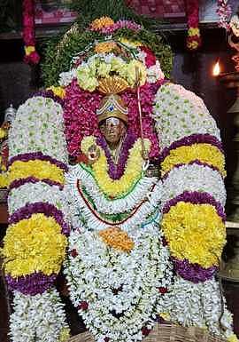 விழுப்புரம் சங்கர மடத்தில் செவ்வாய்க்கிழமை நடைபெற்ற  காஞ்சி மகா பெரியவா்ஆராதனைப் பெருவிழாவில் சிறப்பு அலங்காரத்தில் காட்சியளித்த மகா பெரியவா்.