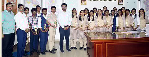 தமிழ் மொழி இலக்கிய திறனறித் தோ்வில் தோ்ச்சி பெற்ற ஏ.கே.டி. அகாதெமி மெட்ரிக் மேல்நிலைப் பள்ளி மாணவா்களைப் பாராட்டிய ஆட்சியா் எம்.எஸ்.பிரசாந்த்.