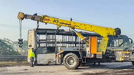 விபத்தில் தீப்பிடித்து எரிந்த பேருந்தை அகற்றிய மீட்பு வாகனம்