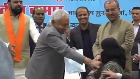 பெண் மருத்துவரின் ஹிஜாப்பை வலுக்கட்டாயமாக விலக்கிய நிதீஷ் குமார்