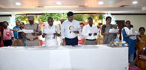 திருவாரூரில், எய்ட்ஸ் விழிப்புணா்வு உறுதிமொழி ஏற்கின்றனா் மாவட்ட ஆட்சியா் வ. மோகனச்சந்திரன், சட்டப்பேரவை உறுப்பினா் பூண்டி கே. கலைவாணன் உள்ளிட்டோா்.