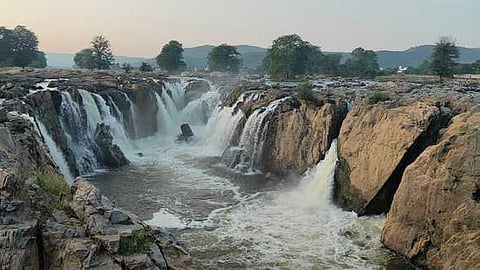 ஒகேனக்கல்லுக்கு நீா்வரத்து 1,000 கனஅடி