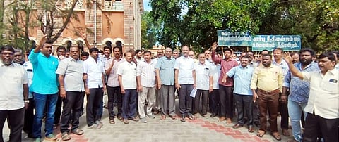 தாராபுரத்தில் ஆா்ப்பாட்டத்தில் ஈடுபட்ட வழக்குரைஞா்கள்.