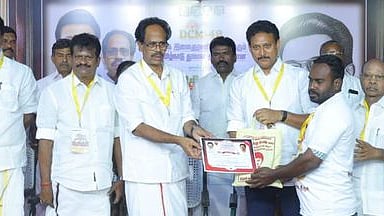 ரத்த தான முகாமில் ரத்தம் வழங்கிய திமுக நிா்வாகிக்கு சான்றிதழை வழங்கிய இந்திய கம்யூனிஸ்ட் கட்சியின் மாநிலச் செயலா் மு. வீரபாண்டியன்