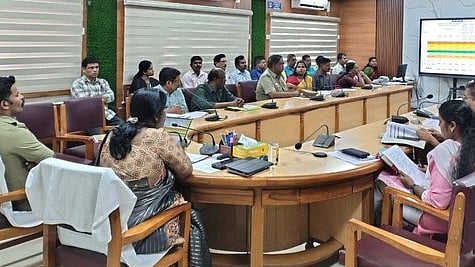 கலந்தாய்வுக் கூட்டத்தில் பேசிய ஆட்சியா் ரா. அழகுமீனா. உடன், மாவட்ட காவல் கண்காணிப்பாளா் இரா. ஸ்டாலின்