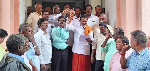 சிதம்பரம் அண்ணாமலைப் பல்கலை. நிா்வாக அலுவலகம் முன் ஆா்ப்பாட்டத்தில் ஈடுபட்ட பல்கலைக்கழக ஓய்வூதியா் சங்கங்களின் கூட்டமைப்பினா்.