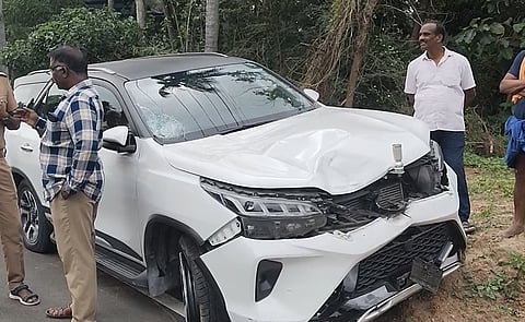 விபத்து ஏற்படுத்திய கார். 