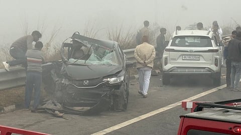 விபத்தில் உருக்குலைந்த கார்கள்.