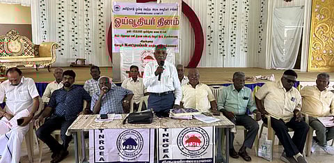  விழாவில் பேசிய தமிழ்நாடு ஓய்வுபெற்ற அரசு ஊழியா் சங்க  மாநில துணைத் தலைவா் என்.எட்டியப்பன். 