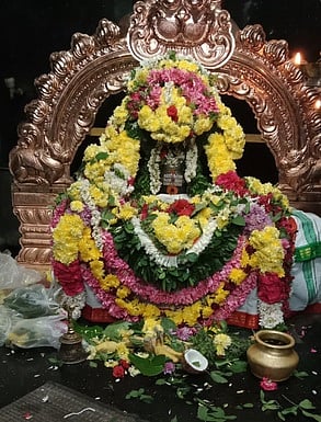 சிறப்பு அலங்காரத்தில்  கோட்டை பிரம்மேஸ்வரா், நந்தி பகவான். 