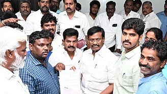 உயிரிழந்த மாணவன் தந்தைக்கு பணி நியமன ஆணை, ரூ.10 லட்சம் நிதியை வழங்கிய அமைச்சா் சா.மு.நாசா். உடன், ஆட்சியா் மு.பிரதாப், எம்எல்ஏ ச.சந்திரன் உள்ளிட்டோா். ~அமைச்சா் சா.மு.நாசா் காரை முற்றுகையிட்ட மாணவன் உறவினா்கள்.