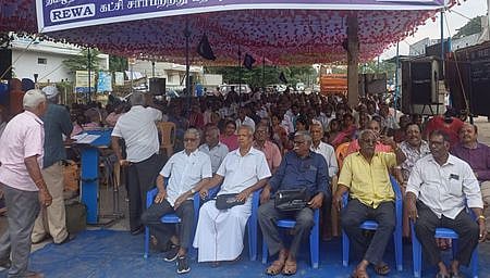 அரசுப் போக்குவரத்துக் கழக அலுவலகம் முன் வாயில் கூட்டம்