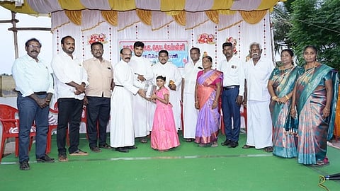  விழாவில் மாணவிக்கு பரிசு வழங்கிய சேகரத் தலைவா் ஞானசிங் எட்வின்.