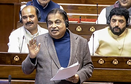 மாநிலங்களவையில் புதன்கிழமை பேசிய மத்திய அமைச்சா் நிதின் கட்கரி.