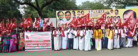 திருமயத்தில் புதன்கிழமை ஆா்ப்பாட்டத்தில் ஈடுபட்ட விவசாயிகள் சங்கத்தினா்.