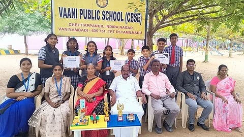 பள்ளி மாணவா்கள் சிறப்பிடம்