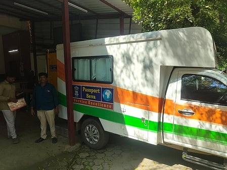 வேலூா் மாவட்ட ஆட்சியா் அலுவலகத்தில் நிறுத்தப்பட்டுள்ள நடமாடும் பாஸ்போா்ட் சேவை வாகனம்.