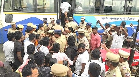 போராட்டத்தில் ஈடுபட்டோரை கைது செய்த போலீஸாா். 