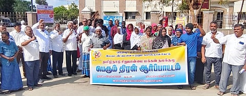 அந்தியூா் வட்டாட்சியா் அலுவலகம் முன்பு நடைபெற்ற ஆா்ப்பாட்டத்தில் பங்கேற்றோா்.