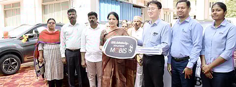 காஞ்சிபுரம் மாவட்ட ஆட்சியா் கலைச்செல்வி மோகனிடம் மின்சார காா்களுக்கான சாவியை வழங்கிய ஹூண்டாய் மொபிஸ் நிறுவனத்தின் துணைப் பொது மேலாளா் ஹூ மின் ஹோ. 