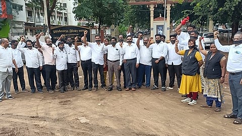 உத்தமபாளையத்தில்  வழக்குரைஞா்கள்  ஆா்ப்பாட்டம்